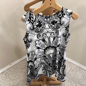 🔥Clientele size med black and white sleeveless made  in Canada